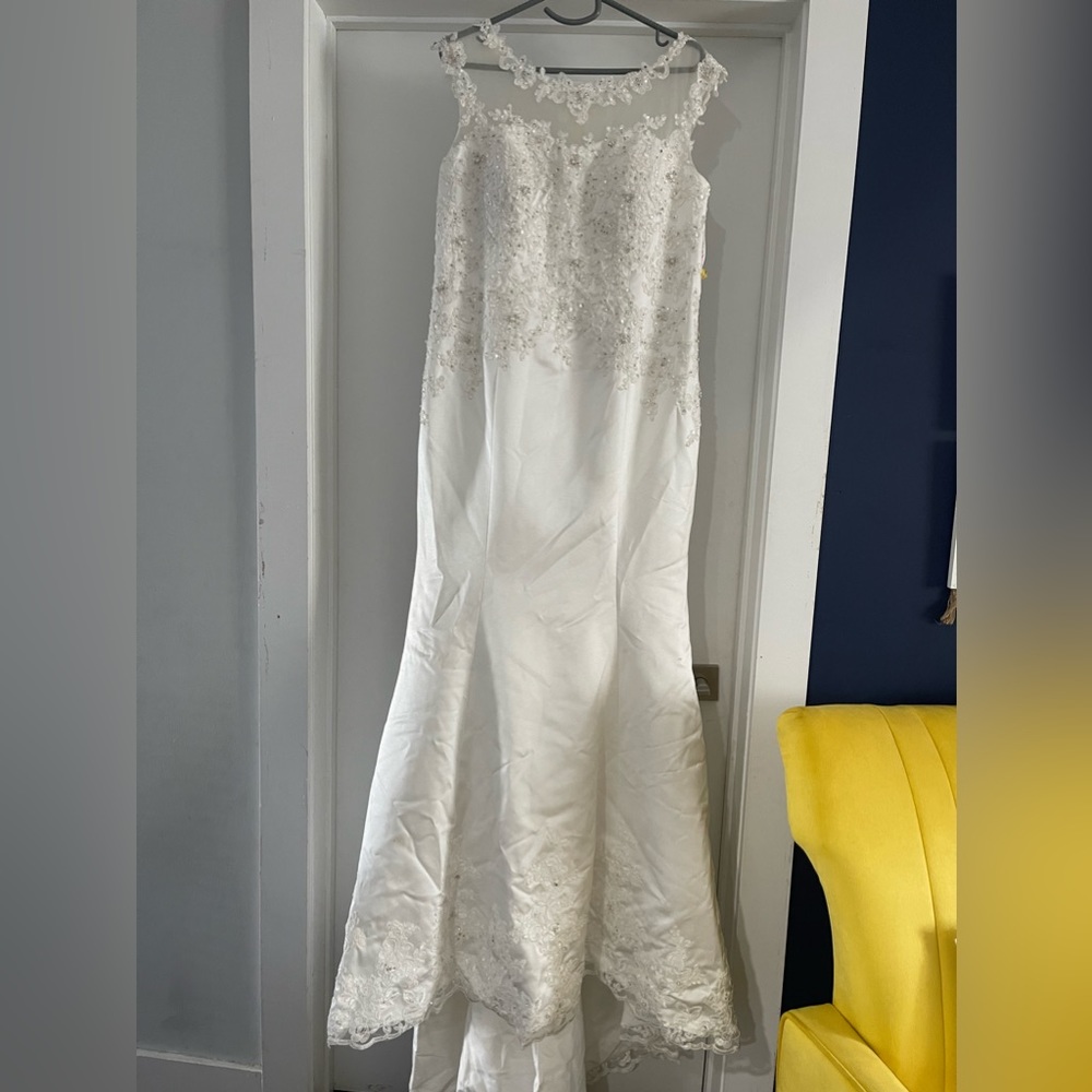 White Wedding Dress. Size Large or Extra large. It’s already Dry Clean.
